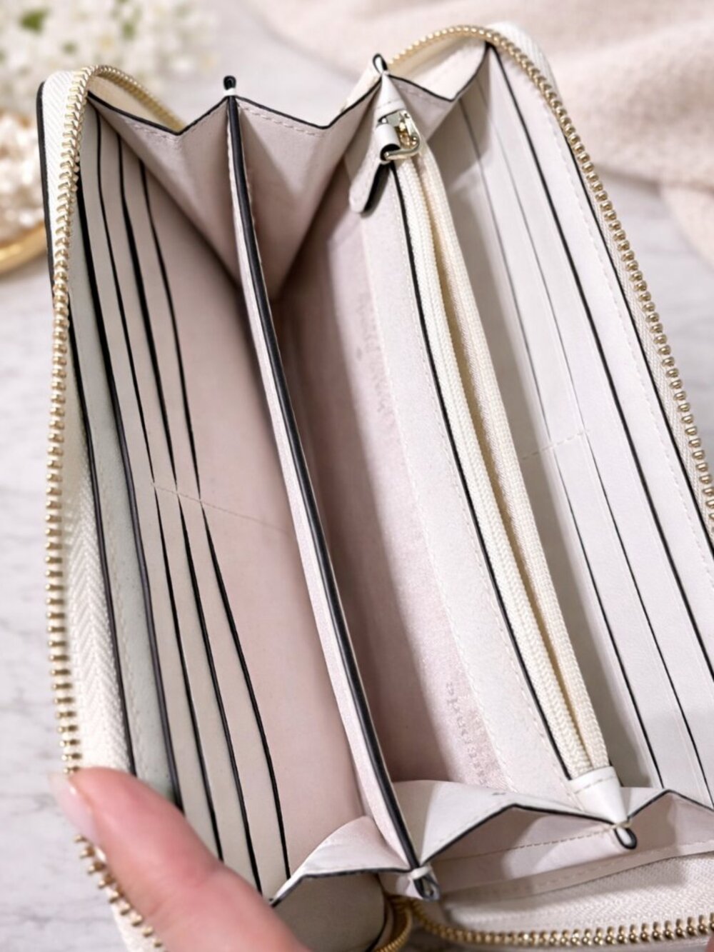 Kate Spade White Pebbled Leather Zip Around Wallet Gold Logo - Picture 6 of 7